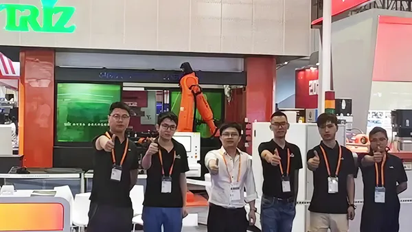 Soporte para equipos de procesamiento de tubos metálicos