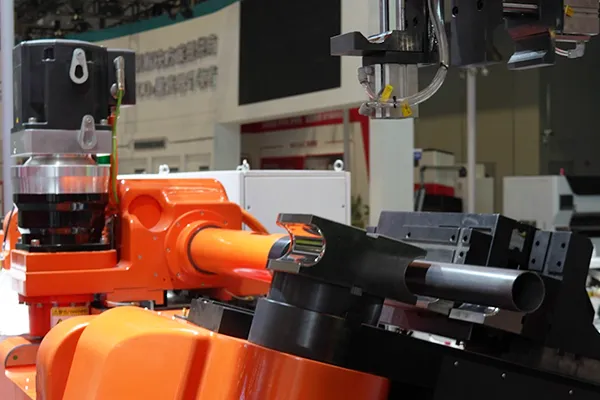 Dobladora de tubos CNC